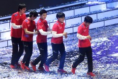 TES逆风翻盘展现团队韧性，防守反击与关键团战彰显运营思路